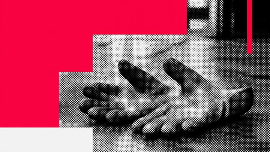 工場の床に置かれた、持ち主のいない使い古しの革手袋