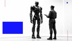 直立し検査を受ける等身大ヒューマノイドロボット