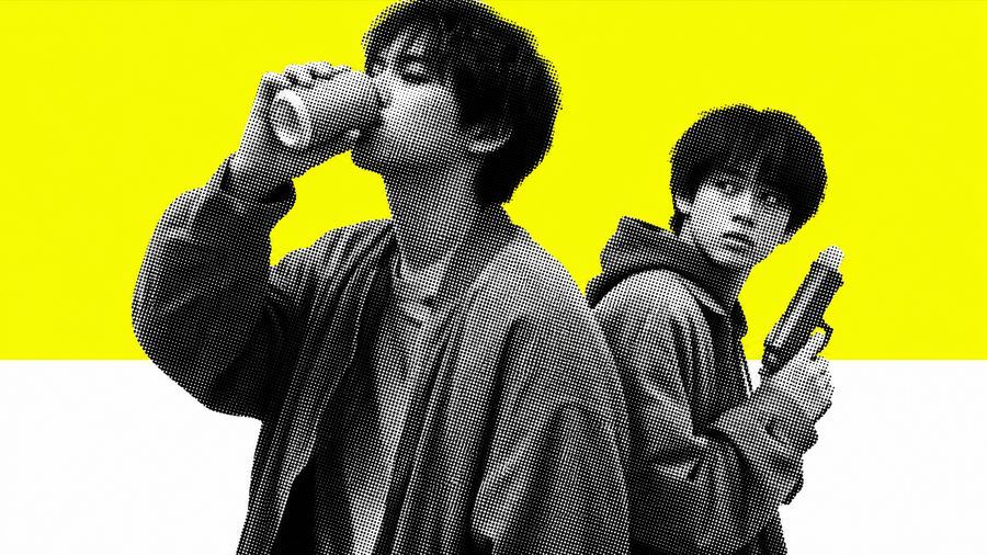 缶を飲み玩具銃を持つ未成年二人、警戒げに視線を送る